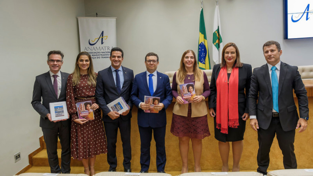 Anamatra apresenta ao Parlamento 9ª edição da Agenda Político-Institucional e Cartilha sobre Violência Doméstica								