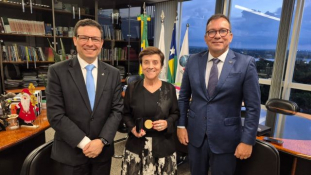 Ministra Delaíde Arantes recebe Medalha Comemorativa dos 50 anos da Anamatra							